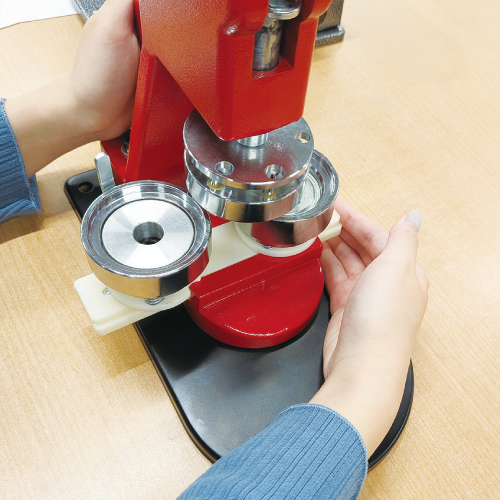 裏面パーツをプレスして缶バッジを圧着する手順