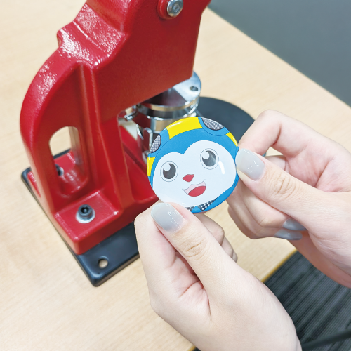 完成したオリジナル缶バッジを取り出す手順